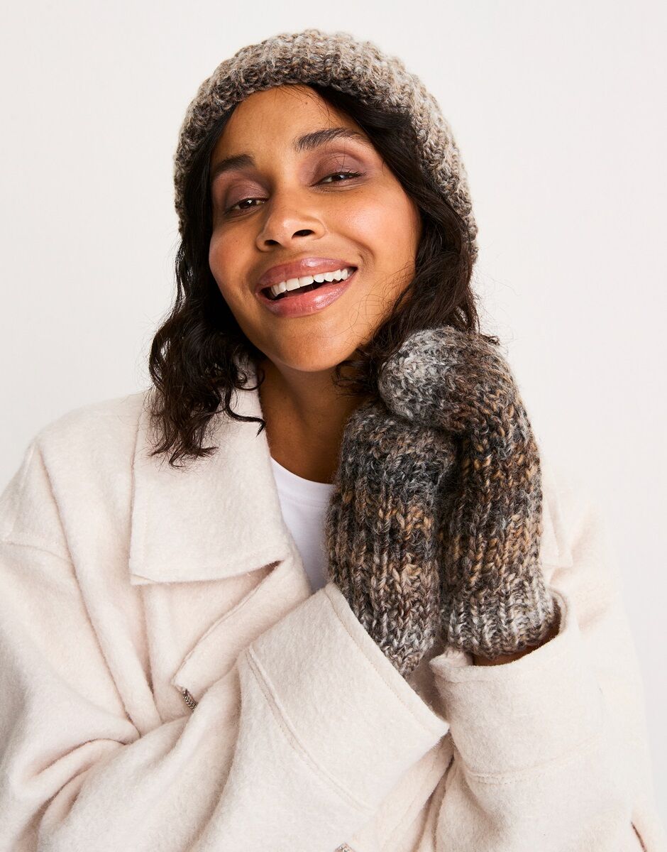 Marbled Hat and Mittens Knitting Pattern - Sirdar